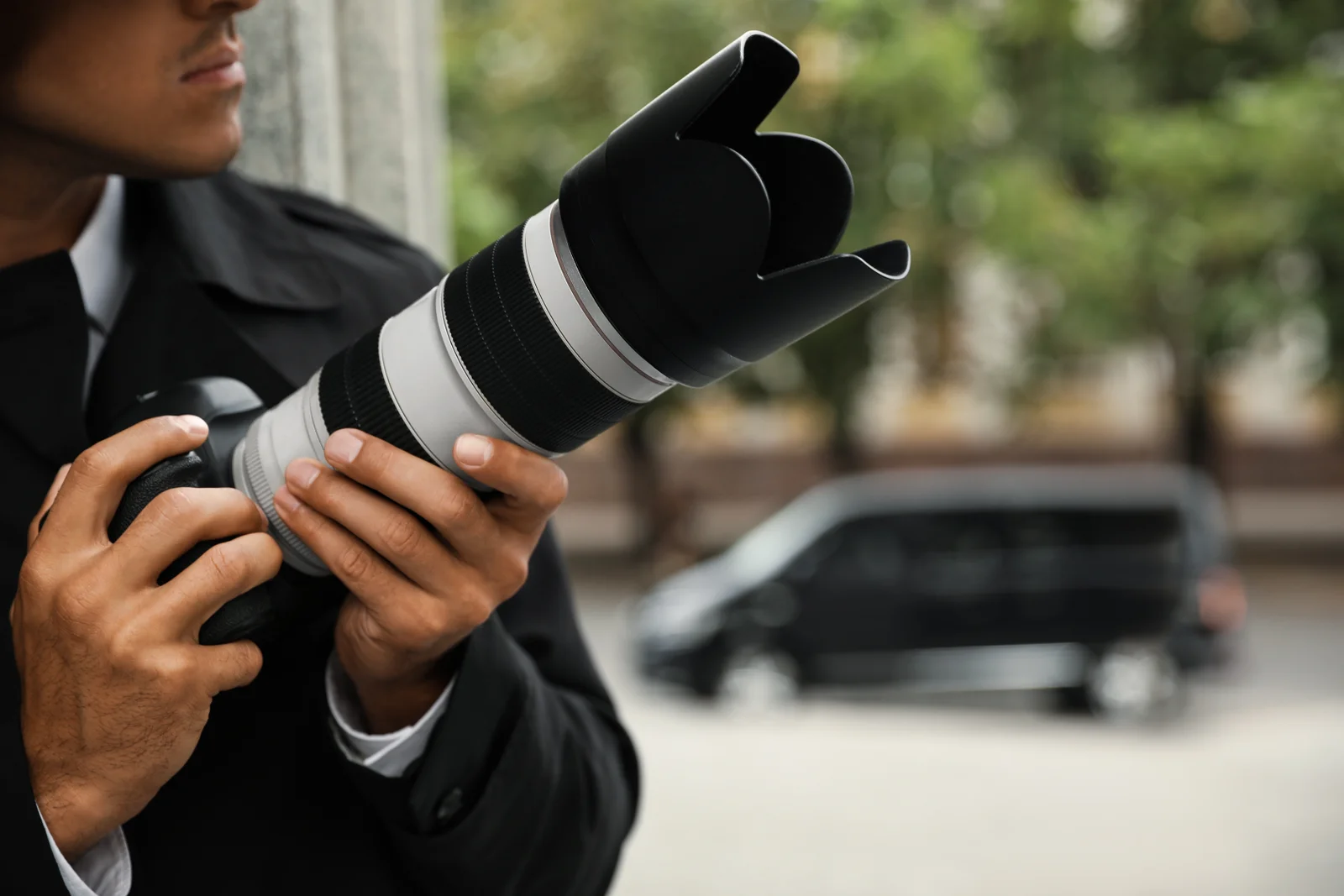 Detectives privados documentando evidencia en campo